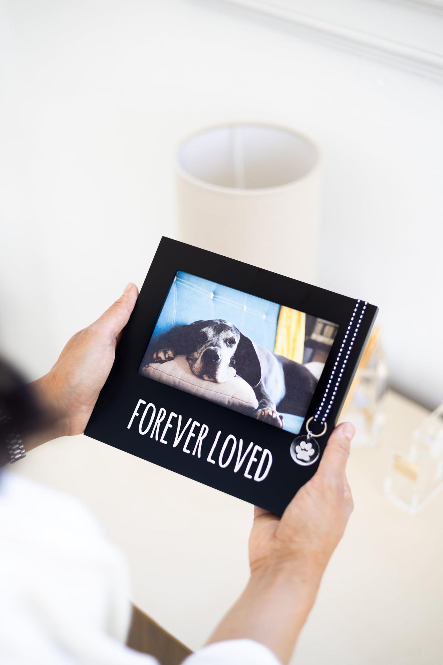 Pearhead Forever Loved Pet Keepsake Picture Frame, Photo Frame for Pet Owners and Dog Lovers, Ideal Memorial Gift for Loss of Dog and Pet Remembrance, Wall Mount And Tabletop Frame, Black