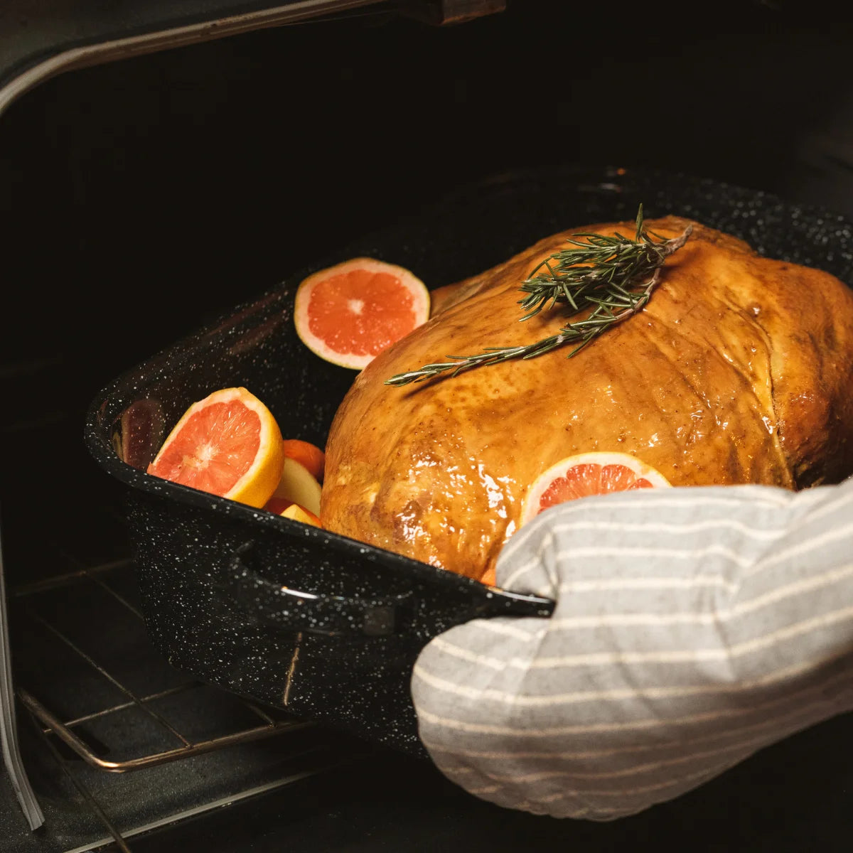 21 in Oven Rectangular Roaster with Lid. (Speckled Black) - Accommodates up to 25 Lb Poultry or Roast.