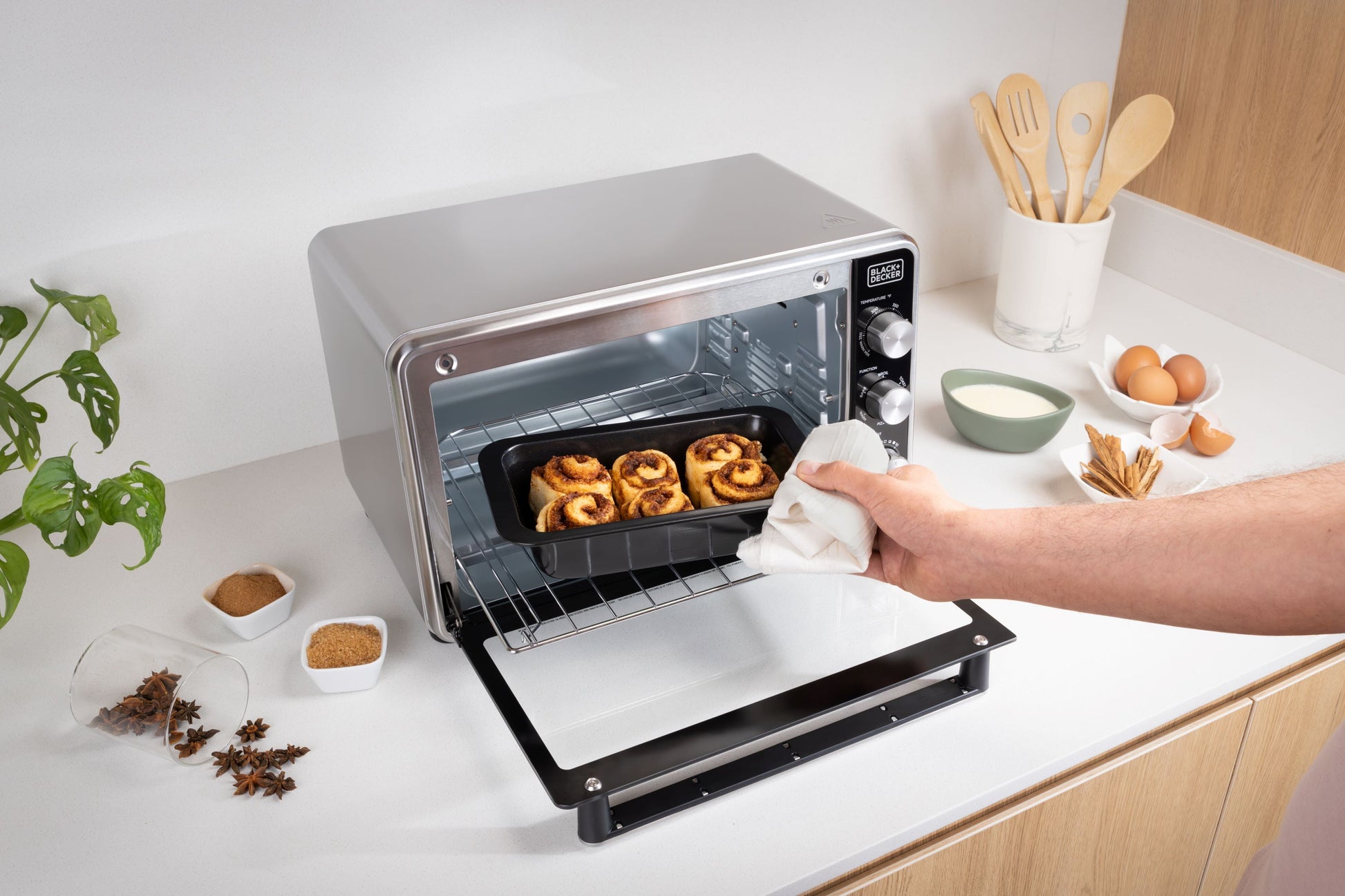 Black + Decker Crisp 'N Bake PRO 6-Slice Air Fry Toaster Oven with Basket, Pan, Rack & Tray, Stainless Steel