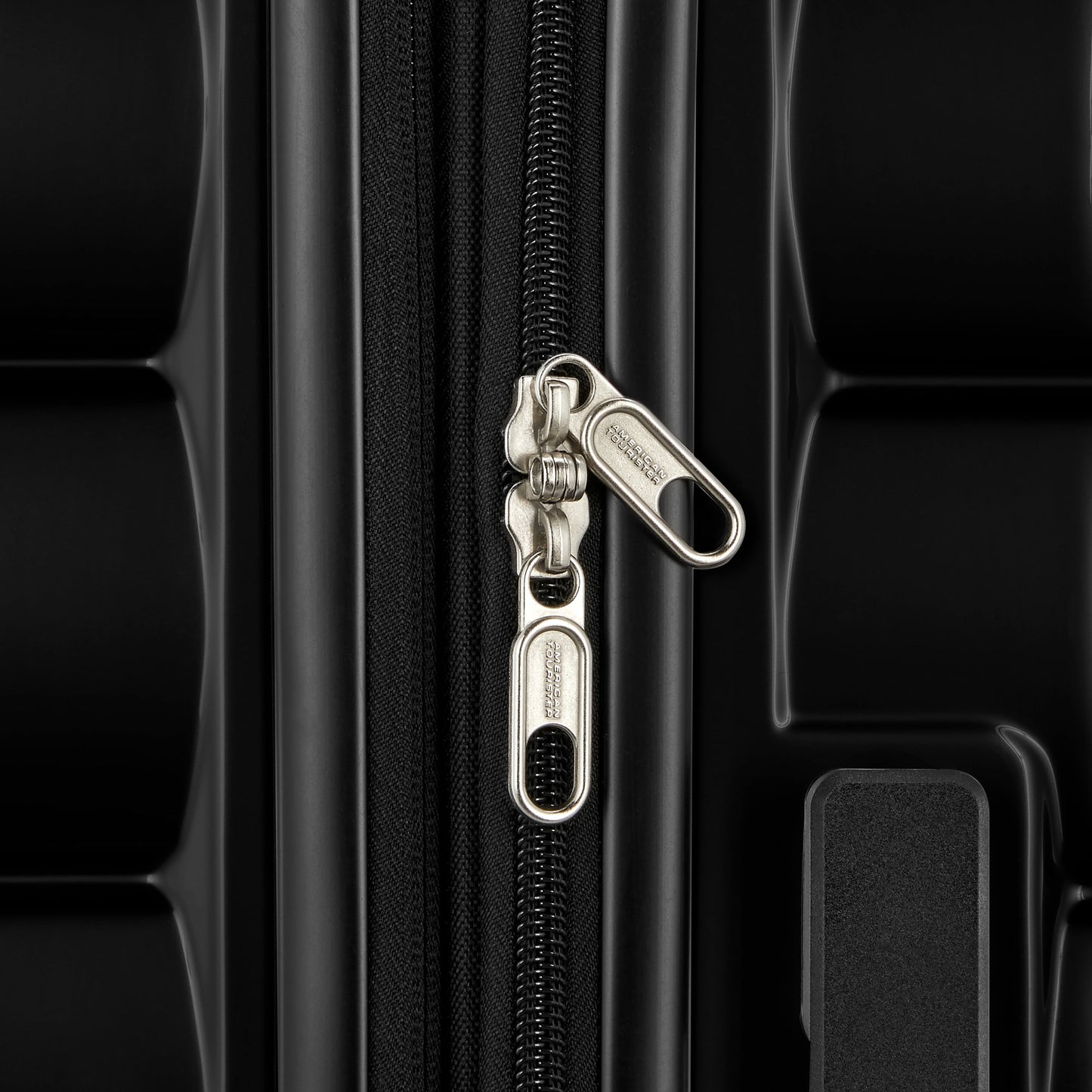 Kontour Hardside Expandable Spinner Luggage Set with Divider Pockets in Black